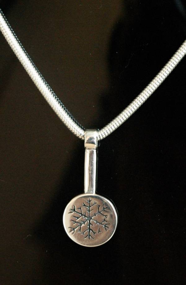 - a by Hart-Star Unlimited Jewellery, measuring 4 x 2 cm (H x W) £115